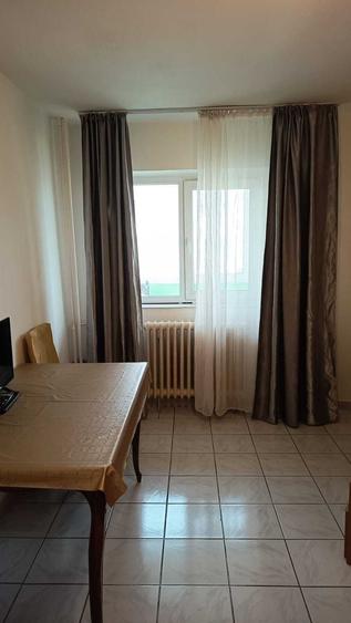 Apartament cu 3 camere decomandat în Titan