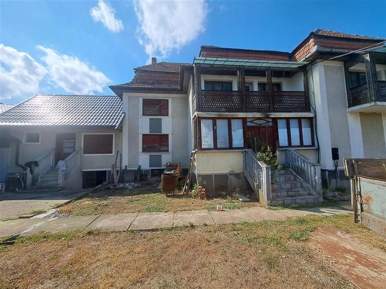 Casă individuală cu 8 camere cu Teren 8300 Mp în Sânlazăr