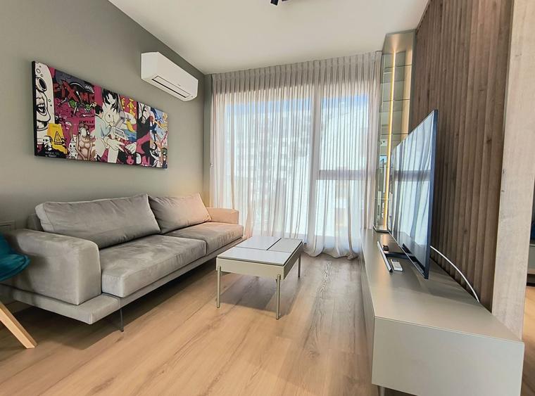 Apartament cu 3 camere semidecomandat, mobilat în 1 Mai