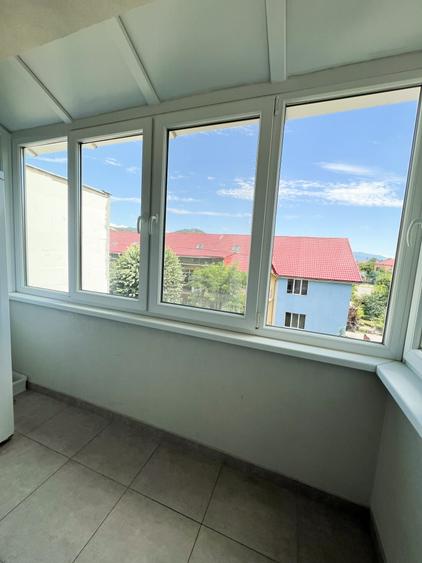 Apartament cu 3 camere semidecomandat în Săsar