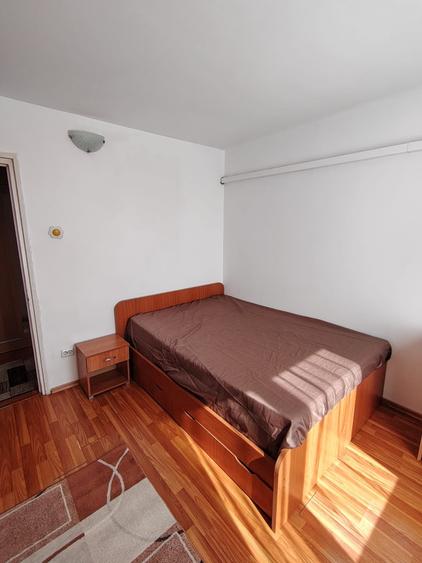 Apartament cu 3 camere decomandat în Titan