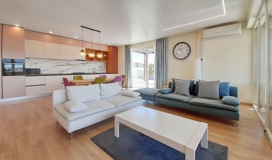 Apartament cu 4 camere decomandat, mobilat în Tractorul