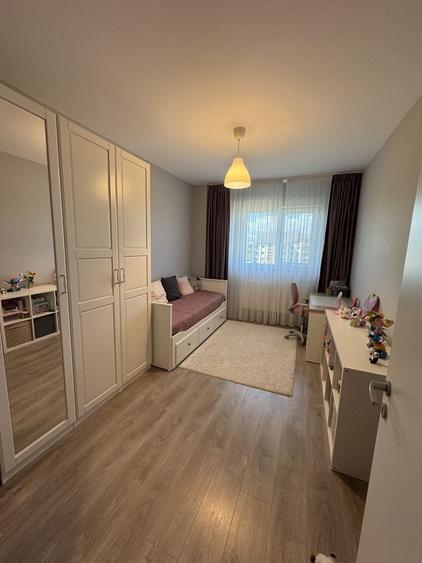 Apartament cu 3 camere decomandat în Tractorul