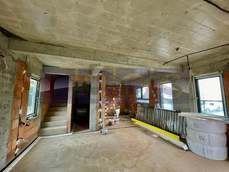 Duplex cu 5 camere cu Canalizare în Sălăjan