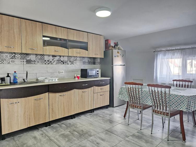 Apartament cu 3 camere decomandat, mobilat în Găvana
