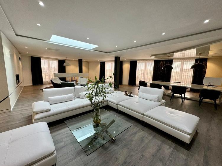 Penthouse cu 5 camere decomandat în Herăstrău