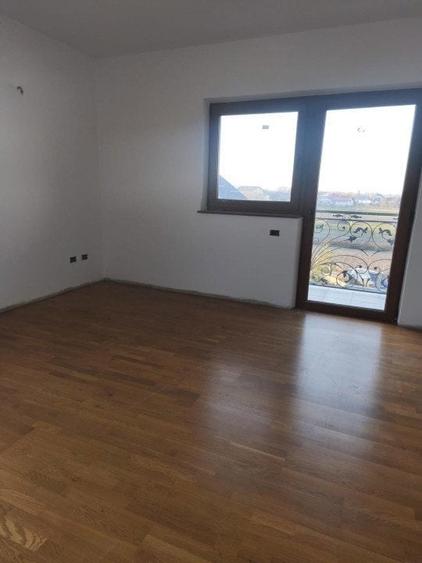 Casă cu Teren 2500 Mp în Marginea