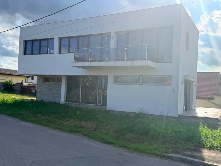 Casă individuală cu 4 camere cu Canalizare în Ștefăneștii de Jos