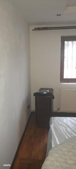 Apartament cu 3 camere semidecomandat în Micro 6