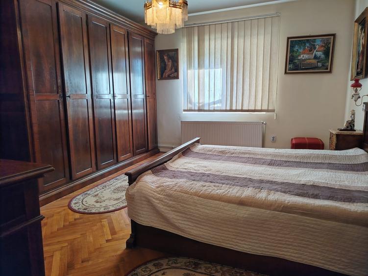 Duplex cu 7 camere cu Canalizare în Central