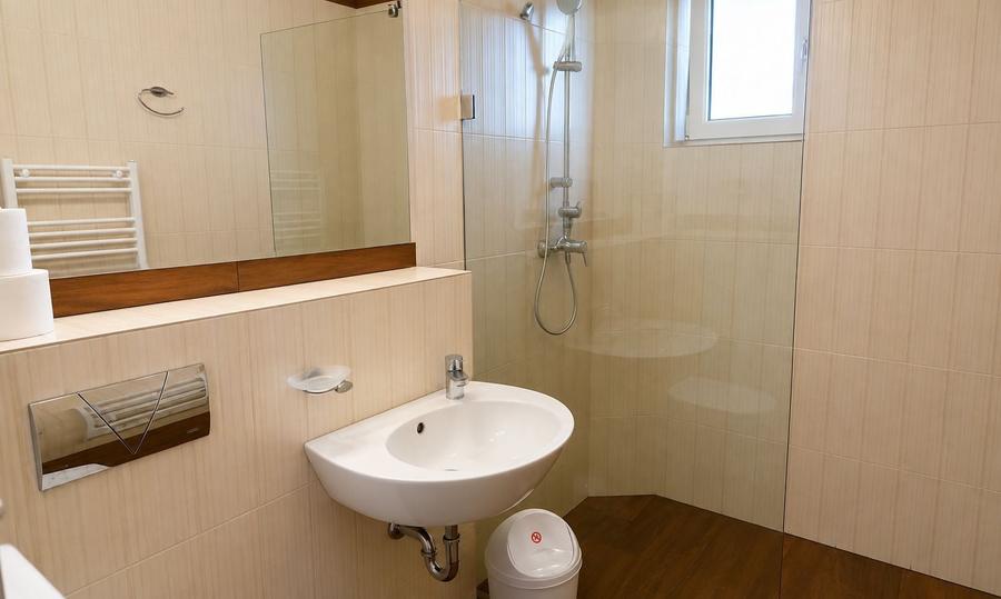 Apartament cu 5 camere decomandat, mobilat în Calea Dumbrăvii