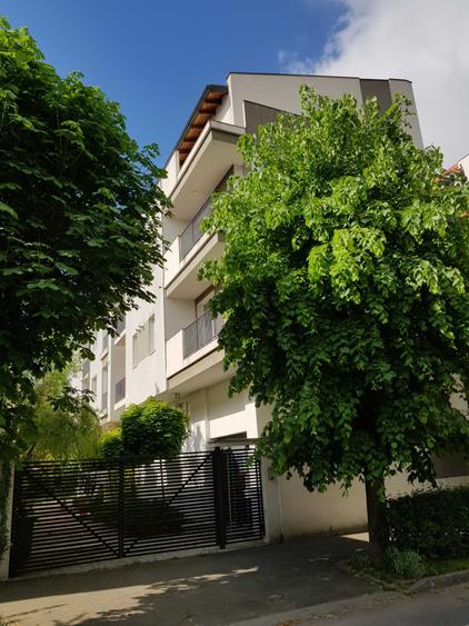 Apartament cu 3 camere decomandat în Exterior Vest