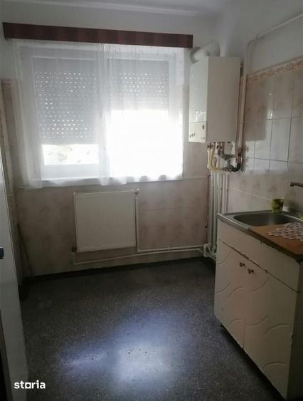 Apartament cu 3 camere semidecomandat în Calea Galați