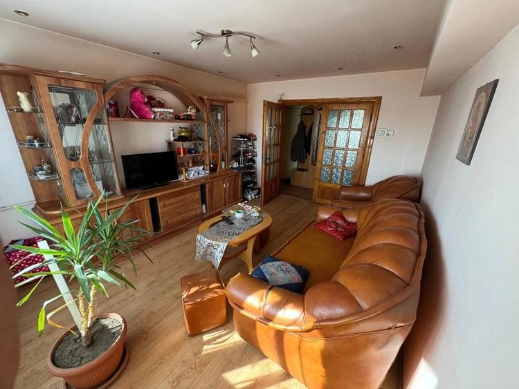 Apartament 3 camere decomandate, et 4 , Craiovita Noua - 1