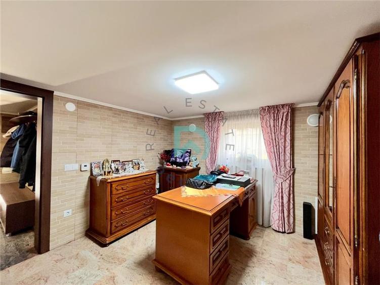 Casă individuală cu 7 camere cu Canalizare în Lupeni