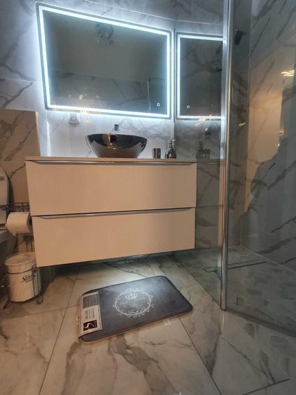 Apartament cu 3 camere semidecomandat, mobilat în Europa