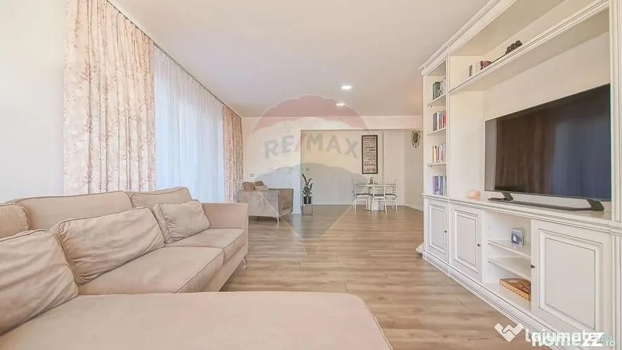 Apartament cu 5 camere decomandat în Noua