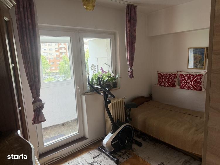 Apartament cu 4 camere decomandat în Micro 17