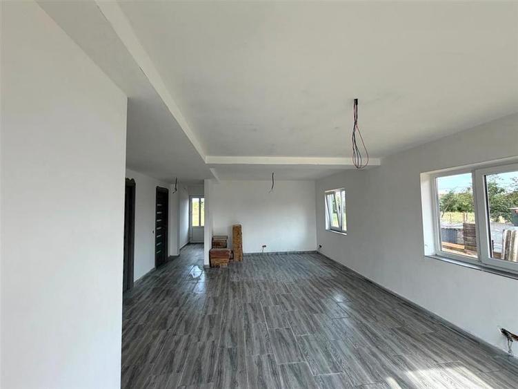 Casă cu 4 camere cu Teren 1439 Mp în Inand