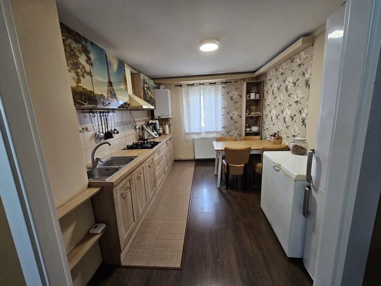 Apartament cu 3 camere decomandat, mobilat în Lipovei