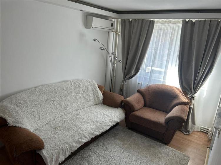 Apartament cu 3 camere semidecomandat, mobilat în Podu Roș