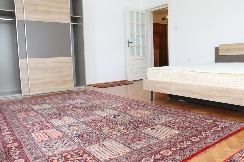 Apartament cu 3 camere semidecomandat, mobilat în Favorit
