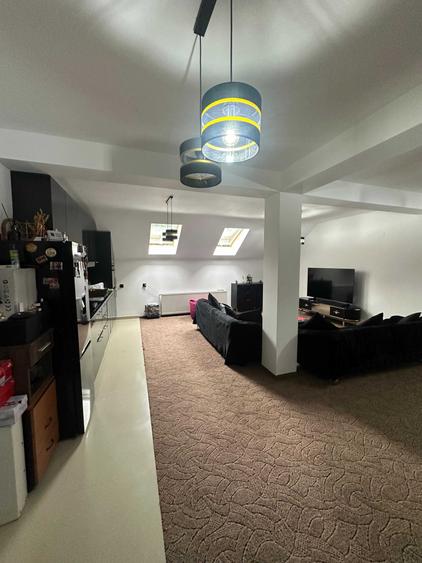 Apartament cu 4 camere semidecomandat, mobilat în Central