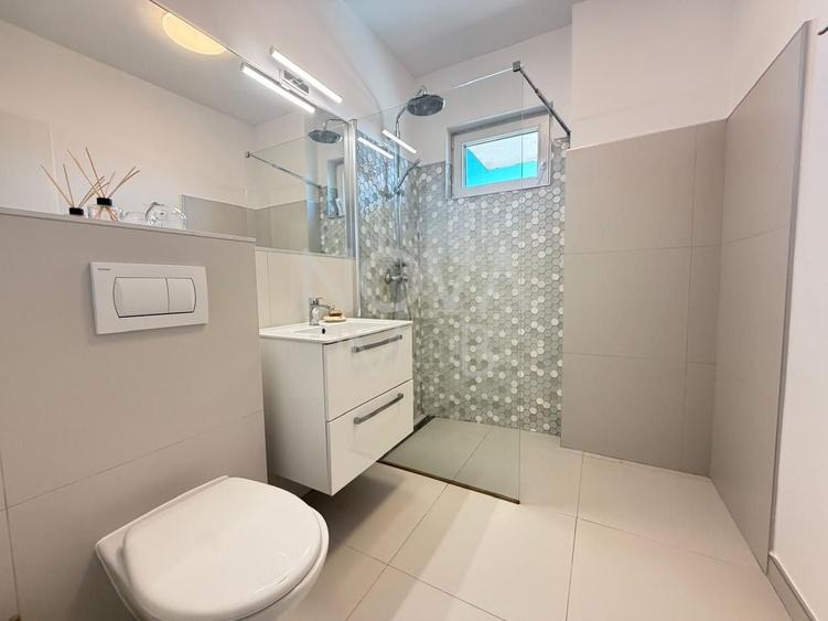 Apartament cu 3 camere semidecomandat, mobilat în Exterior Vest