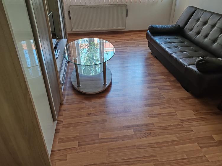 Apartament cu 3 camere semidecomandat, mobilat în Centrul Civic