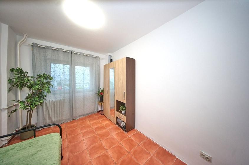 Apartament cu 3 camere semidecomandat în Dristor