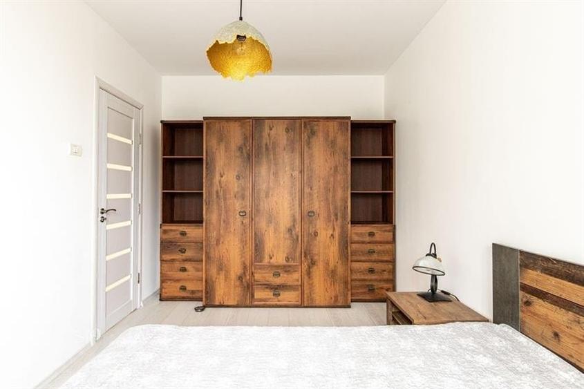 Apartament cu 3 camere semidecomandat, mobilat în P-ța Dorobanți