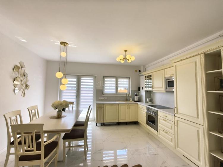 Apartament cu 3 camere semidecomandat în Central