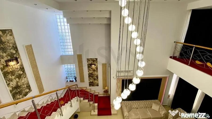 Casă cu 10 camere cu Teren 600 Mp în Vatra Luminoasă