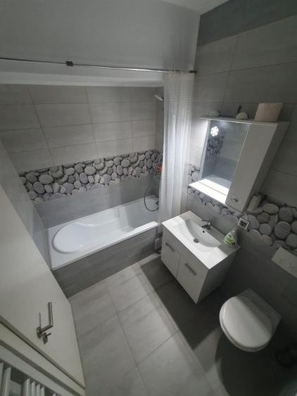 Apartament cu 3 camere decomandat în Tractorul