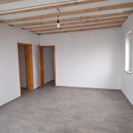 Casă cu 5 camere cu Teren 553 Mp în Stupini