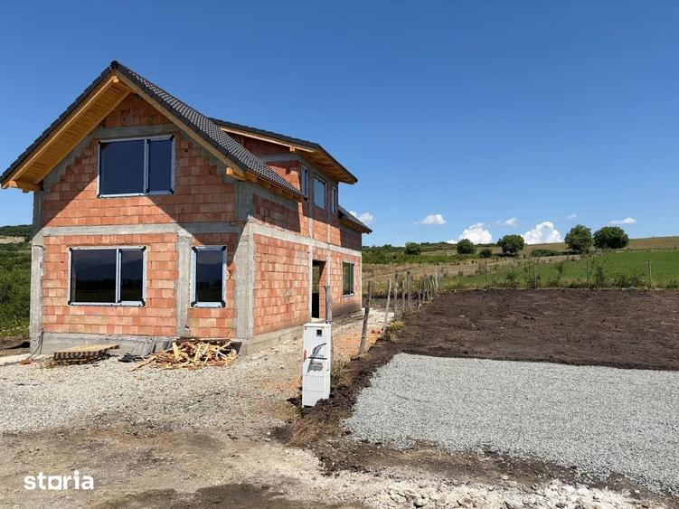 Casă cu 4 camere cu Teren 328 Mp în Roșia