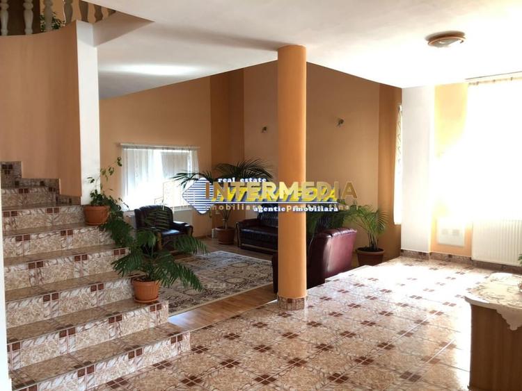 Casă individuală cu 6 camere cu Canalizare în Cetate