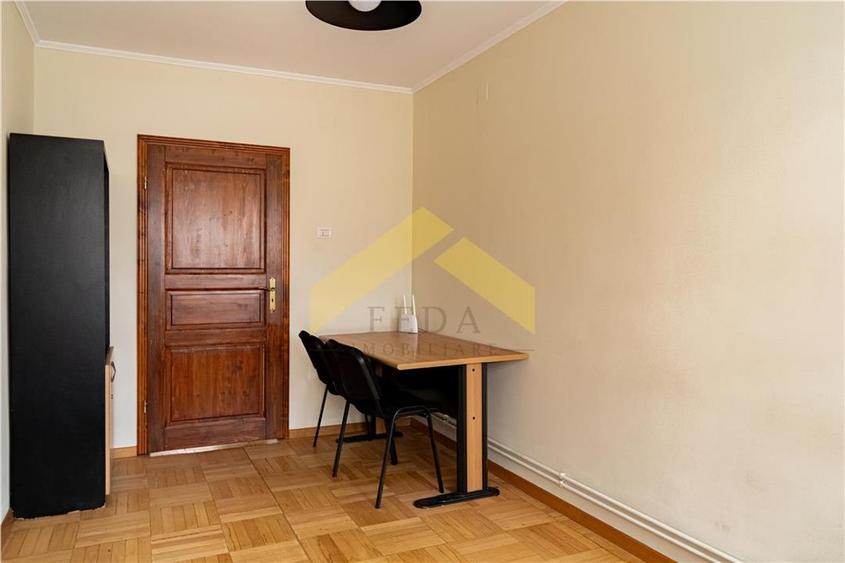 Apartament cu 3 camere semidecomandat, mobilat în Ultracentral