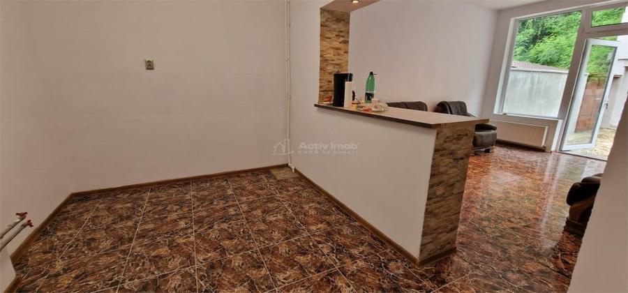 Casă cu 5 camere cu Teren 155 Mp în Muncitoresc
