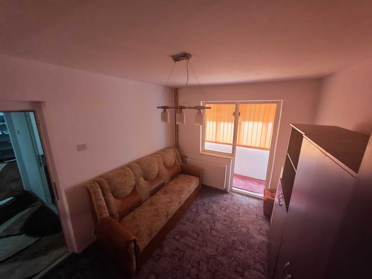 Apartament cu 3 camere semidecomandat în Dacia