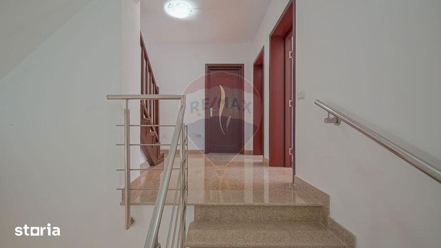 Casă cu 6 camere cu Teren 530 Mp în Dârste