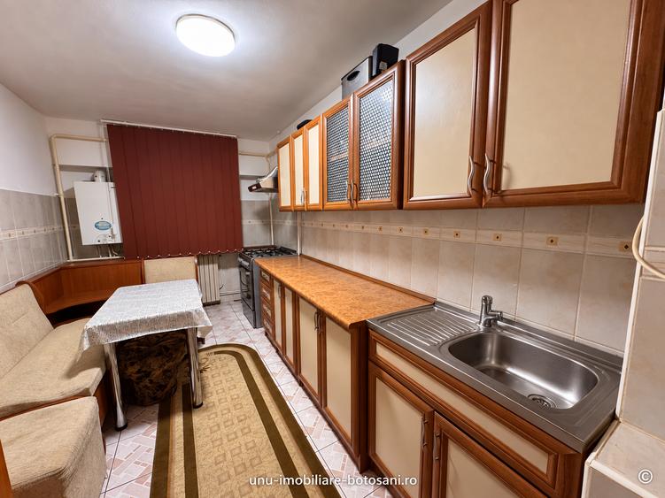 Apartament cu 3 camere decomandat în Central