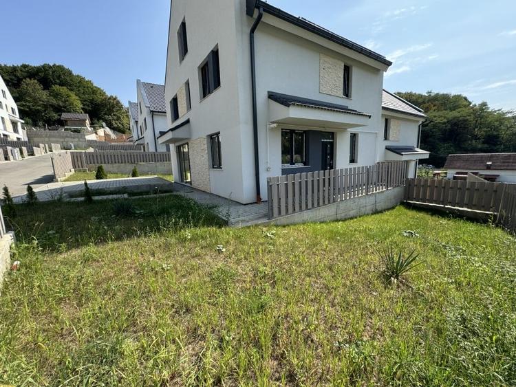 Duplex cu 6 camere cu Canalizare în Tăuți