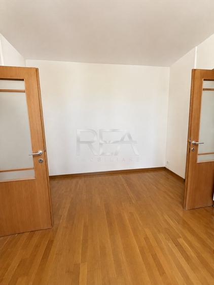Apartament cu 3 camere decomandat în Drumul Taberei