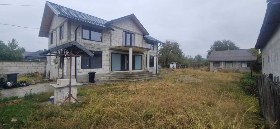Casă cu 3 camere în Vulcana-Pandele