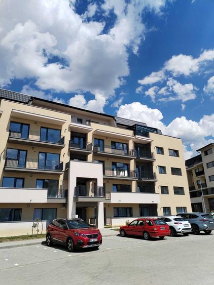Apartament cu 3 camere decomandat în Cristian