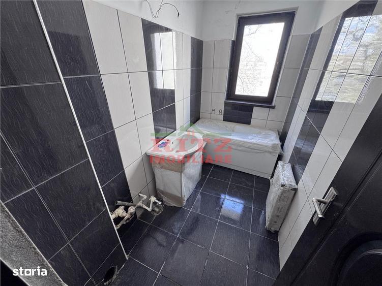 Apartament cu 4 camere decomandat în Crișan