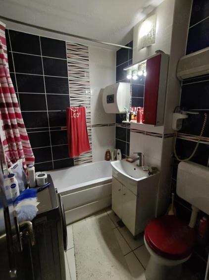 Apartament cu 3 camere semidecomandat în Micro 16