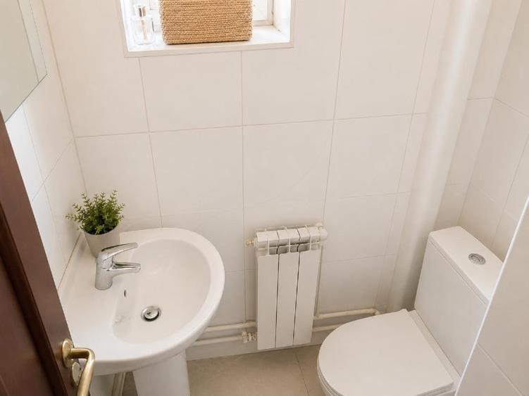 Apartament cu 5 camere semidecomandat în Universitate