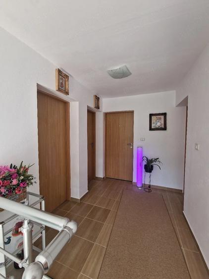 Casă cu 5 camere cu Teren 300 Mp în Exterior Vest